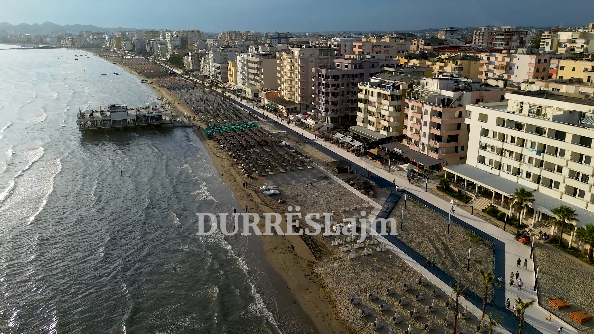 “I lumshin duart atyre që e bënë!” Çfarë mendojnë qytetarët dhe pushuesit për shëtitoren e plazhit të Durrësit (VIDEO)