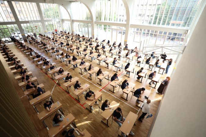 Matura Shtetërore, 30 mijë maturantë i nënshtrohen sot provimit të Gjuhës Shqipe dhe Letërsisë