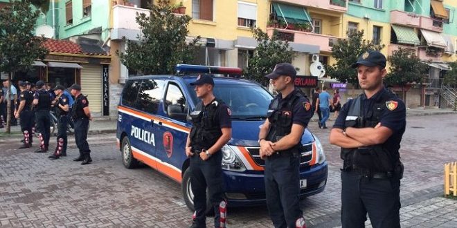 41-vjeçari plagos me dorezë metalike 60-vjeçarin, shpallet në kërkim