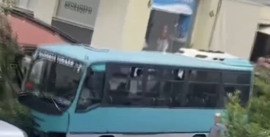 “Tersi” vijon, një tjetër autobus aksidentohet në Tiranë, hyn si “klient” në lokal