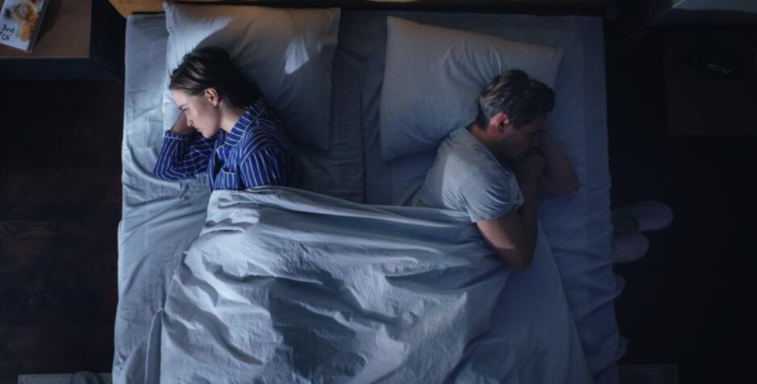 Si mund ta shpëtoni martesën tuaj duke fjetur 90 minuta më herët