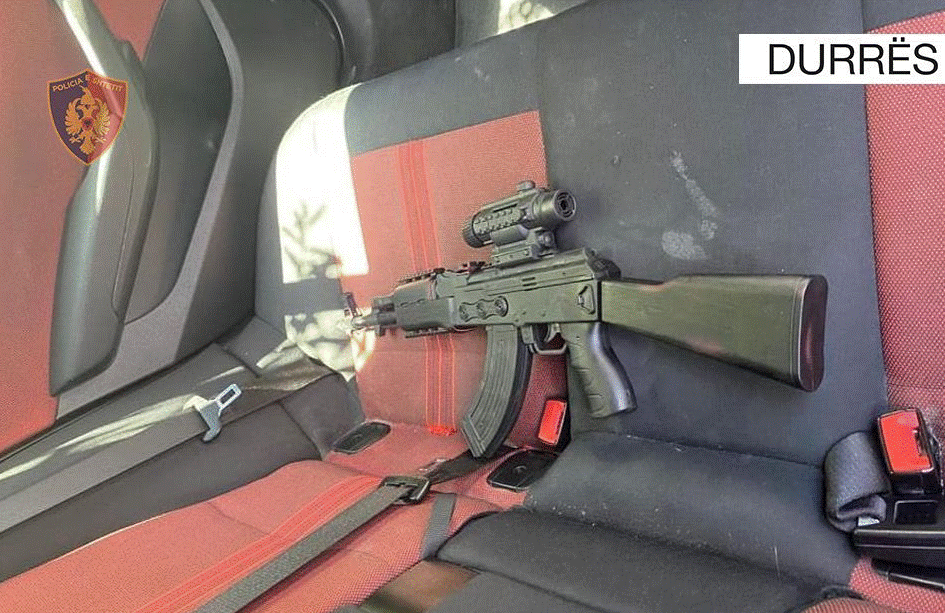 Kërcënuan me armë imituese 29-vjeçarin, e goditën me çekiç dhe i shkatërruan lokalin në Shijak, arrestohet i riu, procedohen 2 vëllezërit