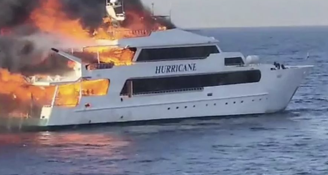 Shpërthen në flakë jahti me 27 turistë në bord, zhduken 3 prej tyre (VIDEO)