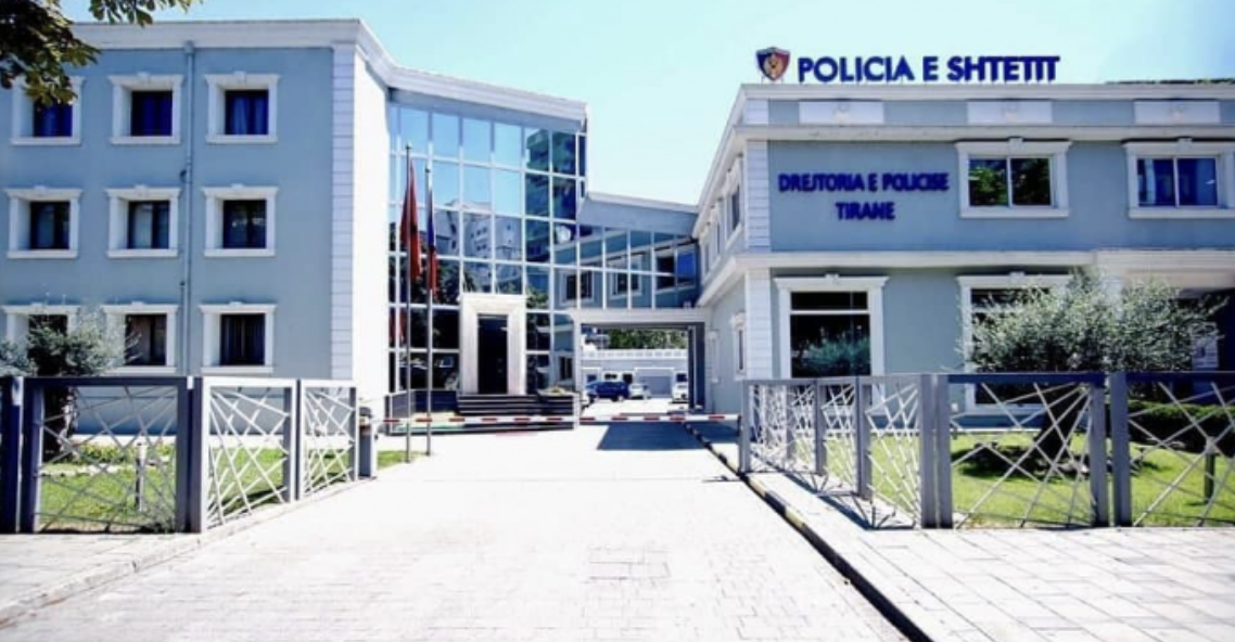 Arrestoi pa arsye qytetarin dhe e dhunoi brenda komisariatit, pezullohet polici në Tiranë