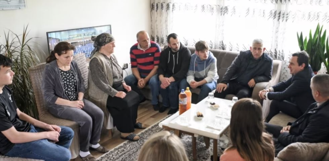 Të heshtur e në pritje të informacioneve, familjarët e 3 policëve të rrëmbyer nga forcat serbe në Kosovë nuk dinë asgjë për të afërmit e tyre