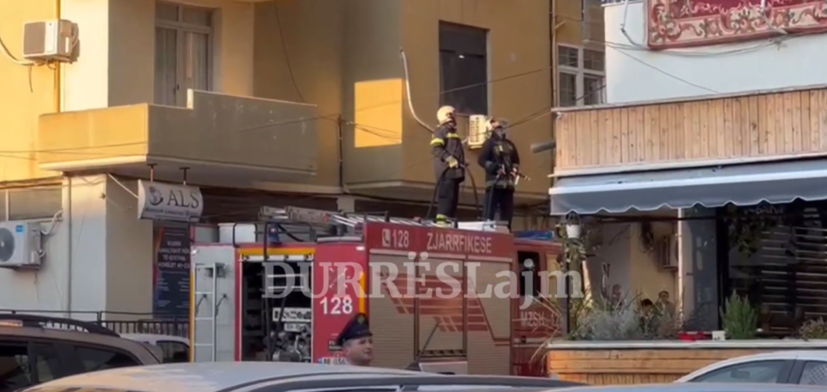Zjarr në një pallat shumëkatësh në Durrës, rrezikohen apartamentet (VIDEO)