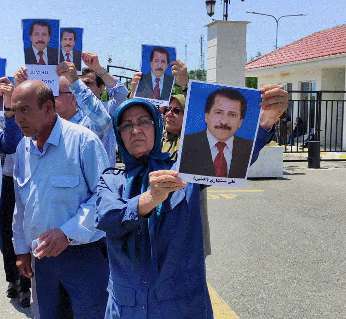 Përplasja me policinë/ Banorët e kampit ASHRAF protestojnë me foton e personit që humbi jetën