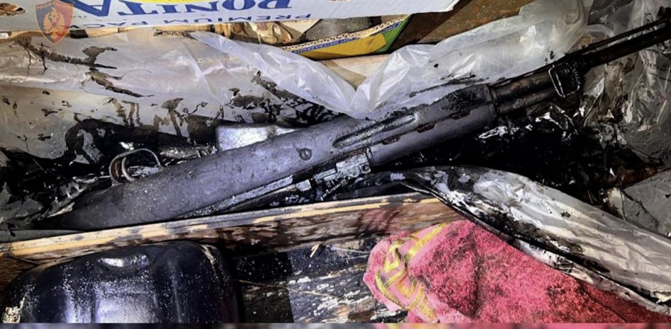 Theu masën e sigurisë dhe qëlloi me kallashnikov në ajër, arrestohet 19-vjeçari