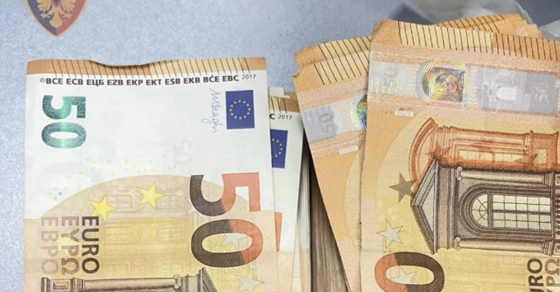 Tentoi të hynte në Shqipëri me rreth 21 mijë euro të padeklaruara, 35-vjeçari ndalohet në Aeroportin e Kukësit
