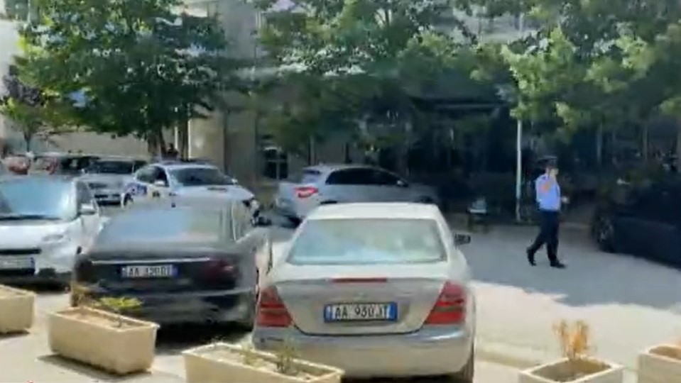 Të shtëna me armë zjarri, plagoset rëndë një person