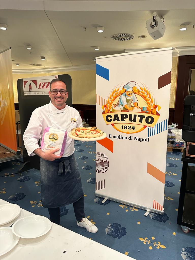 Kampioni i botës i picës napoletane vjen në restorantin “Aromë Deti” në Qerret! Picat më të shijshme i shërben Simone Fortunato (VIDEO)