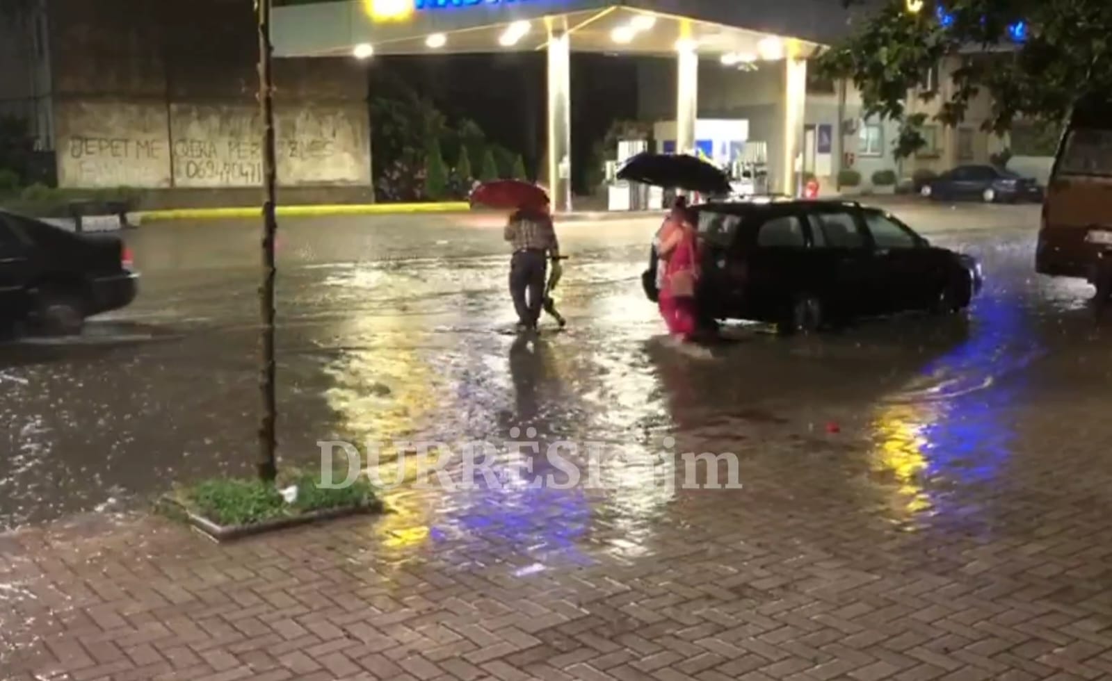 Përmbytje masive në Durrës, shiu shkakton kaos në rrugët kryesore të qytetit (VIDEO)