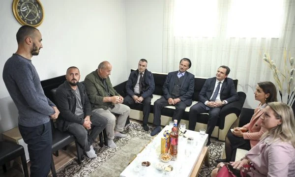 Kurti viziton shtëpitë e policëve të rrëmbyer: Po përpiqemi të marrim informacione për gjendjen e tyre