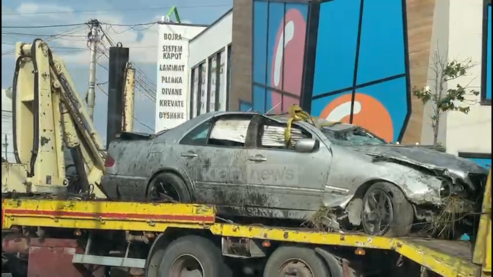 Makina del nga rruga, plagosen shoferi dhe pasagjeri