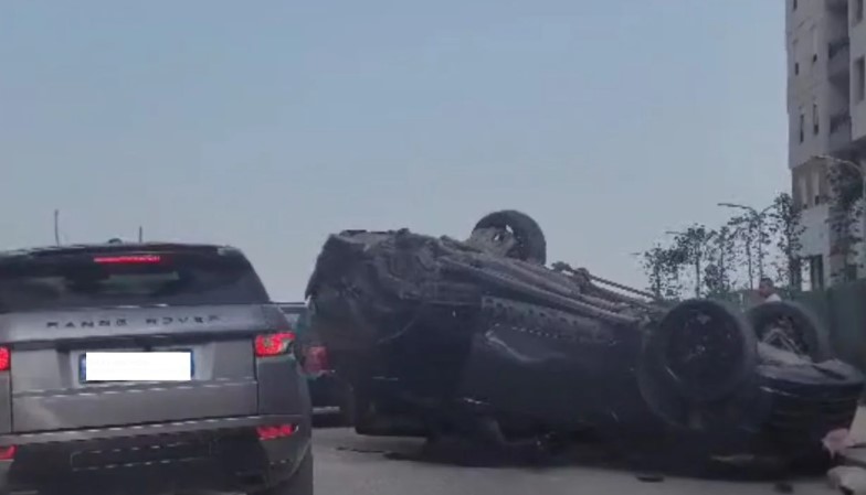 Aksident në Tiranë, makina kthehet përmbys