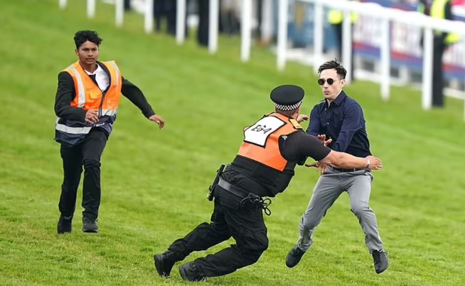 Aktivistët po protestonin për garat me kuaj në Angli, policia arreston 20 persona