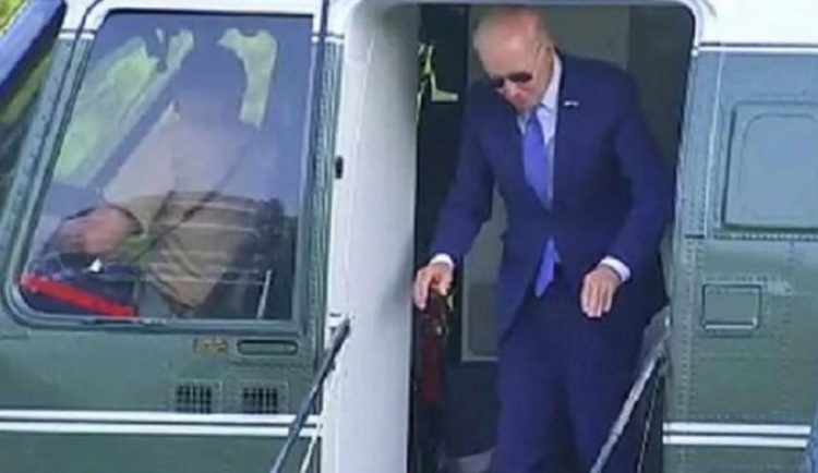 Pas rrëzimit, Biden pëson tjetër incident, godet kokën duke zbritur nga helikopteri