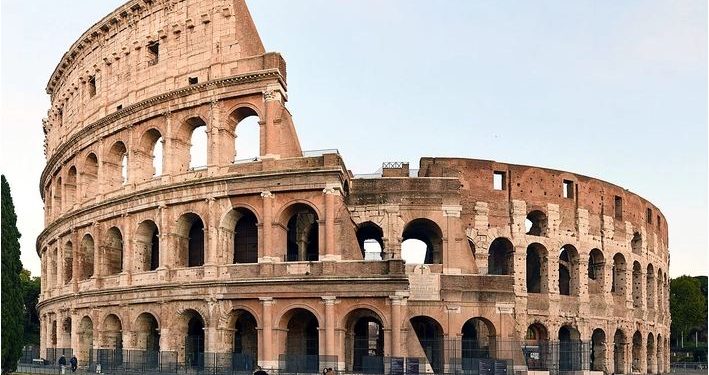 Italia “në këmbë”, në kërkim të turistit që gdhendi emrin e të dashurës te Colosseum