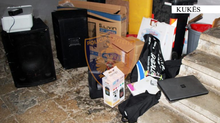 Tentuan të vidhnin disa pajisje elektronike në një shkollë, arrestohen tre të rinj