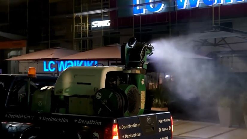 Pamje nga dezinfektimi i Durrësit gjatë natës (VIDEO)
