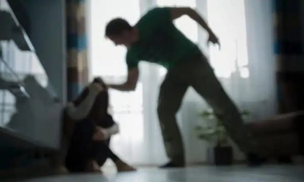 Dhunoi bashkëshorten, arrestohet 34-vjeçari në Shijak