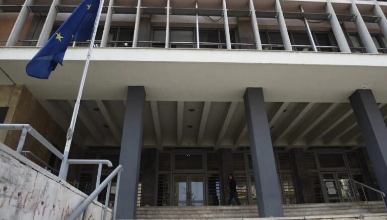 La fëmijën 1 vjeç vetëm në banesë, dënohet shqiptarja në Greqi