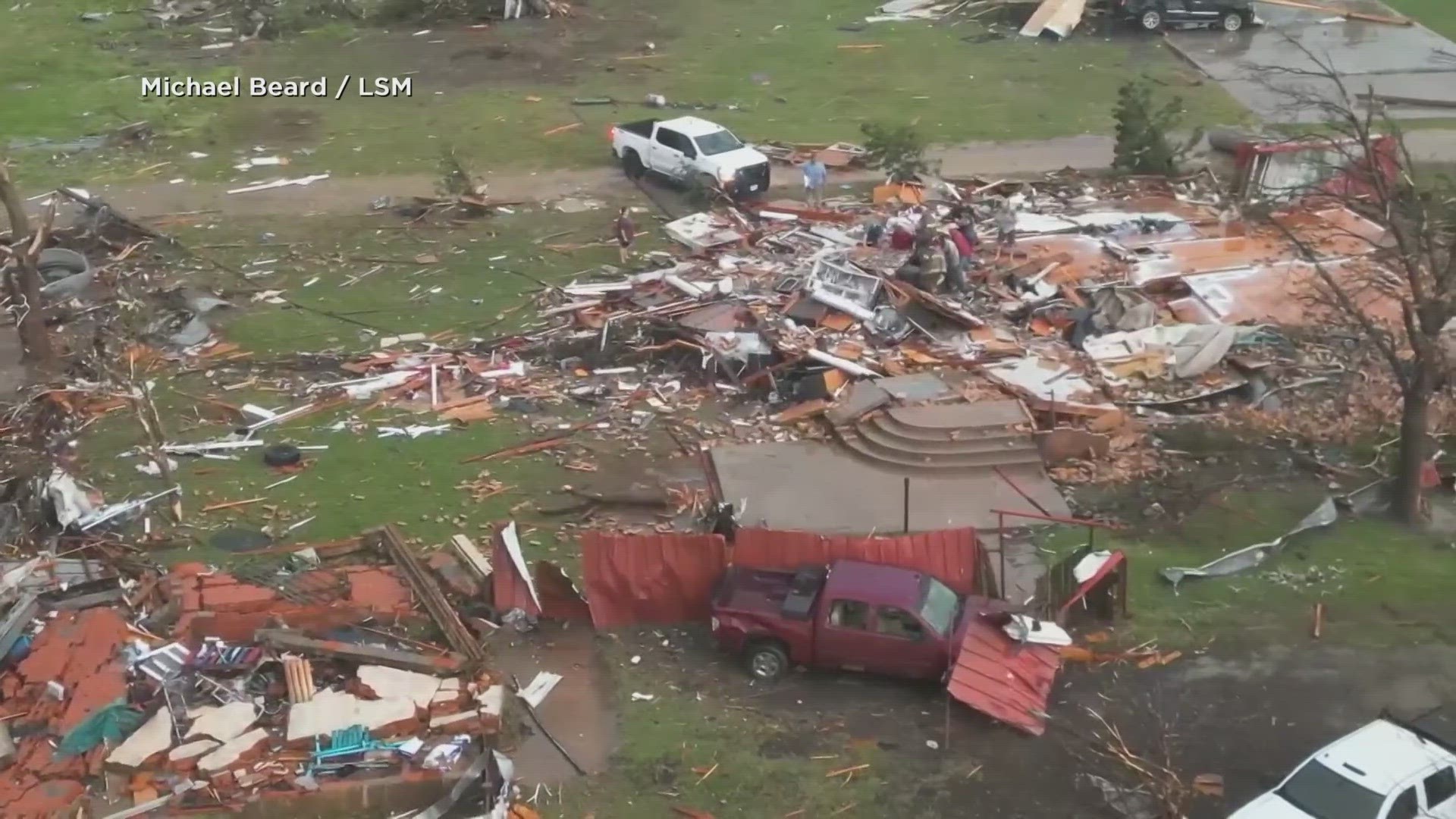 Tornado lë pas viktima dhe dëme kolosale (VIDEO)