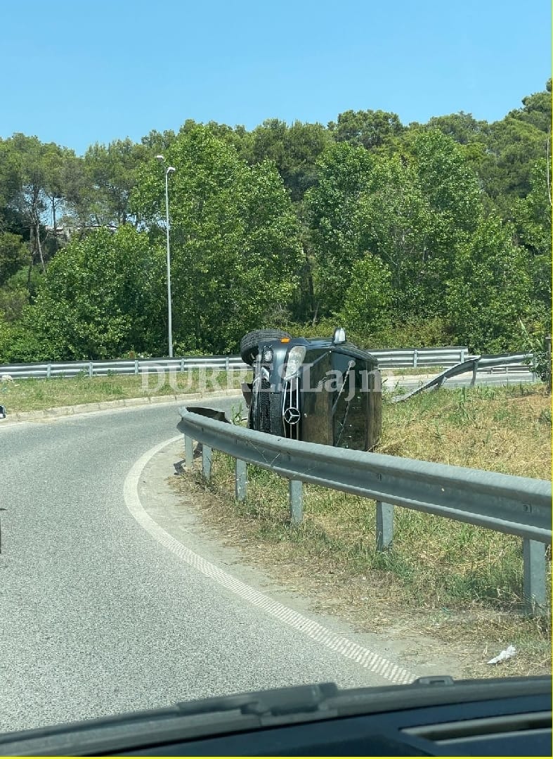 Makina humb kontrollin dhe përmbyset në rrethrrotullim (FOTO)