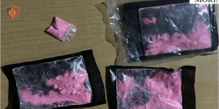 Me 4 pako ekstazi në makinë, pranga 33-vjeçarit në kufi (EMRI)