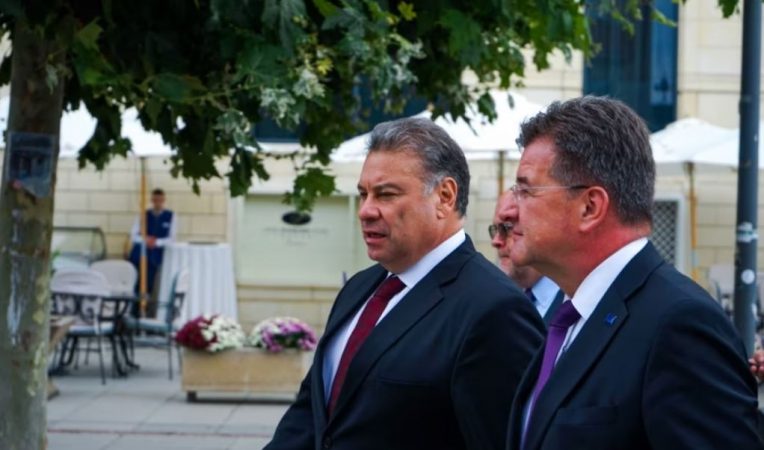 Tensionet në veri të Kosovës/ Escobar e Lajçak “zbarkojnë” në Prishtinë, nis takimi me kryeministrin Kurti