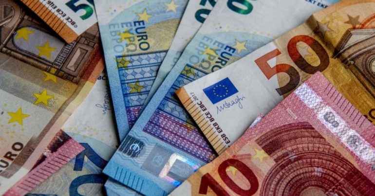 Euro zbret nën 107 lekë nga turizmi dhe blerjet cash të pasurive të paluajtshme; Kush po fiton dhe po humb