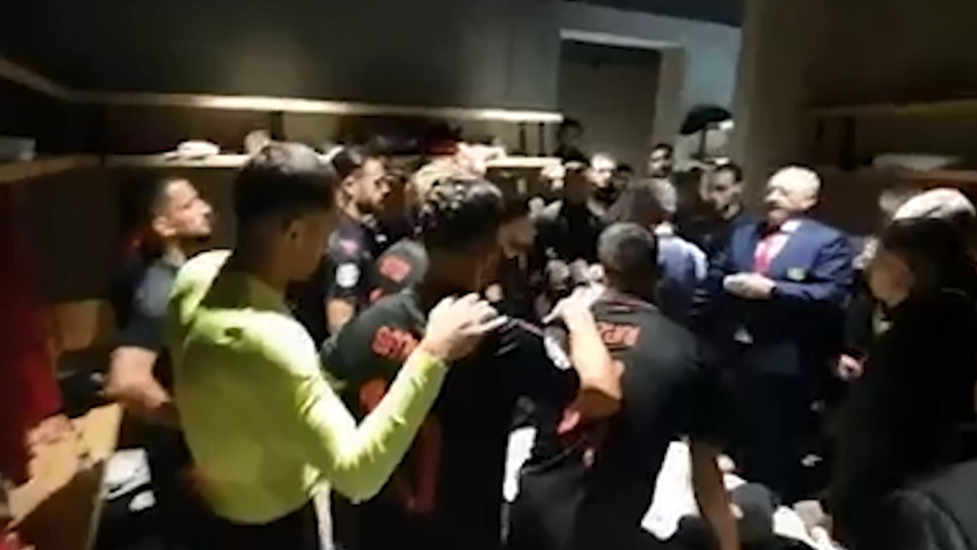 Festa e kuqezinjve/ Entuziazëm dhe brohorima në dhomat e zhveshjes pas fitores kundër Ishujve Faroe