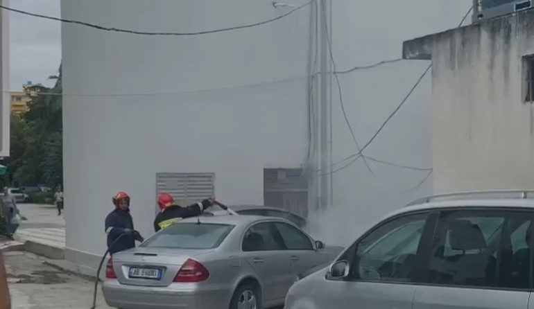 Momente paniku në qendër të Fierit, makina shpërthen në flakë sapo shoferi e ndez