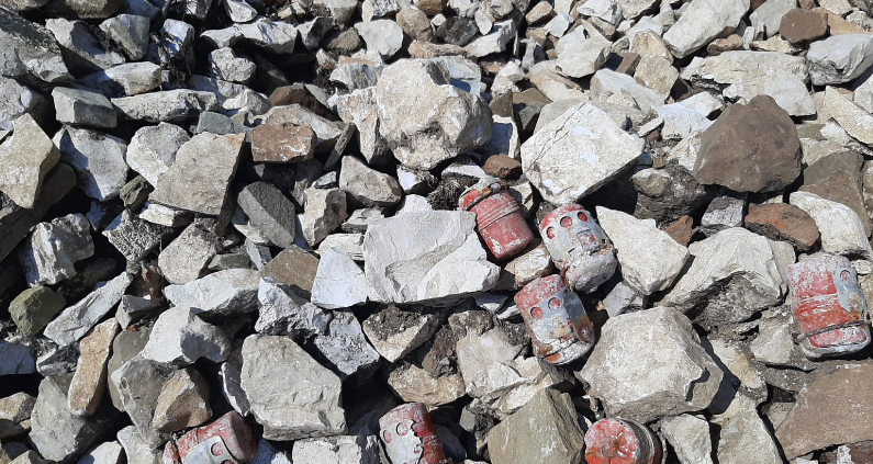 Ishin duke punuar për rrugën e re, punonjësit zbulojnë 30 granata në Këlcyrë