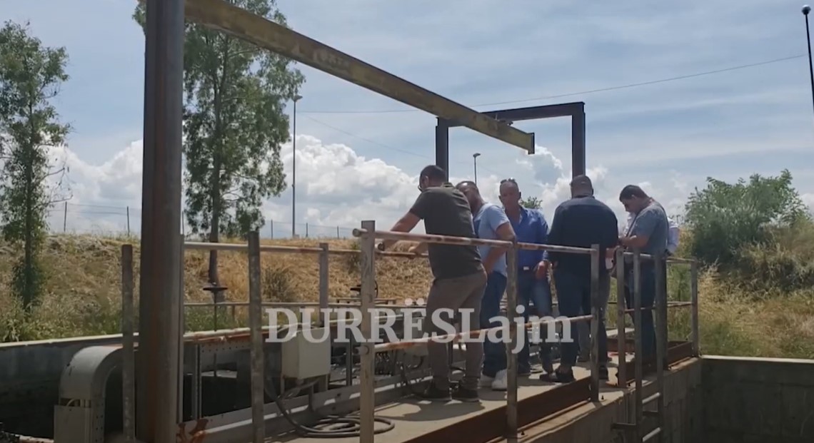 Durrës, ndotje e lartë mjedisore, ndërpritet puna në impiantin e Trajtimit të Ujërave (VIDEO)