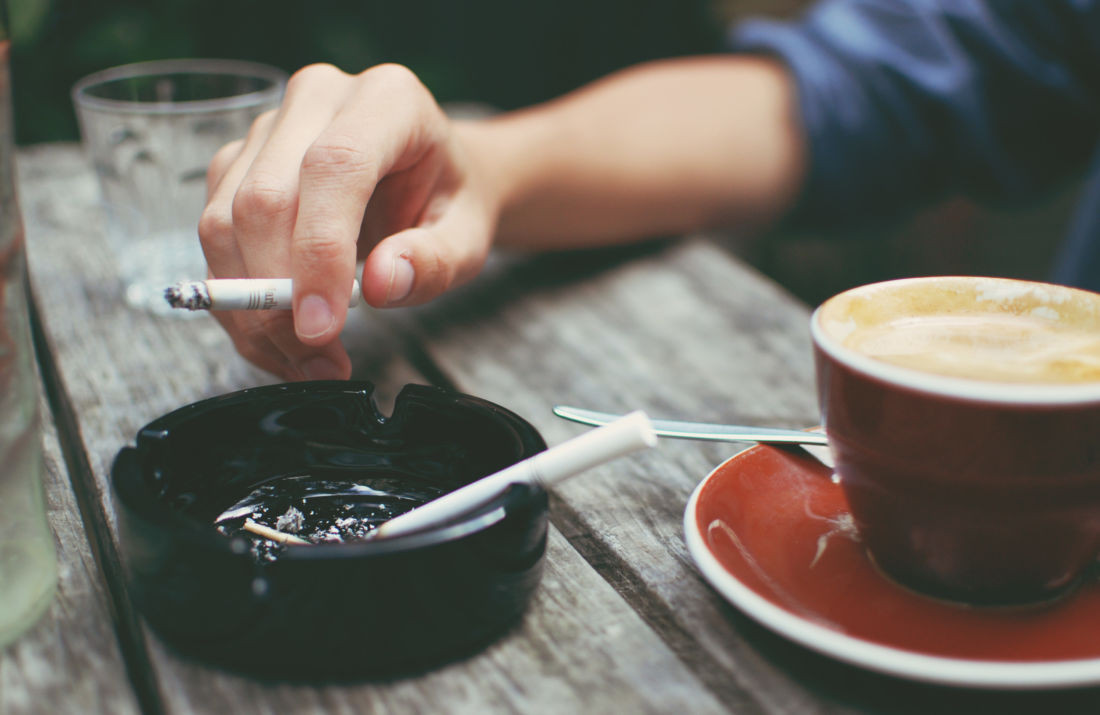 Rriten importet e kafesë, bien të cigareve; Shoqata e Bareve: Shqiptarët po kursejnë për pushime