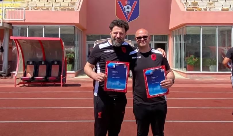 Këngëtari i njohur MC Kresha licencohet si trajner në Shqipëri