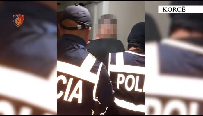 Shpërndanin kanabis dhe kokainë në qytet dhe kishin arsenal armësh në banesë, 2 në pranga