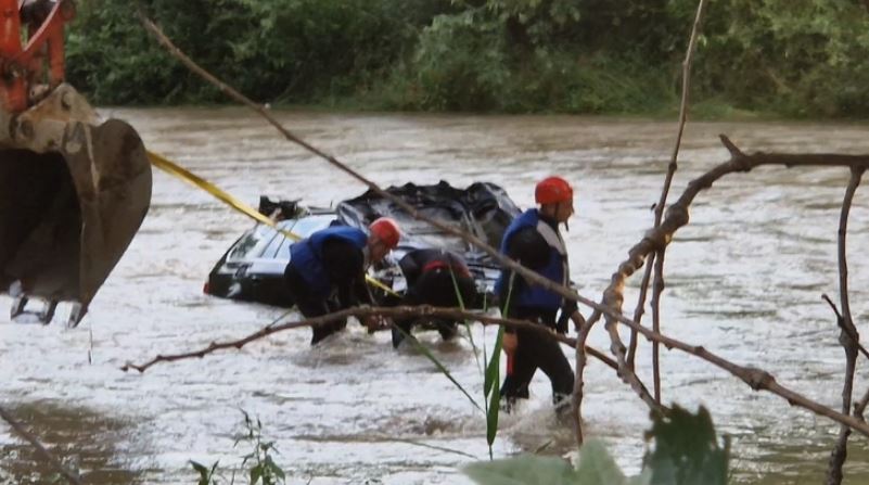 Makina përfundoi në lumë, pas rreth 30 orësh kërkime gjenden trupat e pajetë të familjes nga Kosova