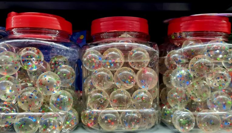 Kosovë/ Lodra toksike në treg, rrezik për shëndetin e fëmijëve