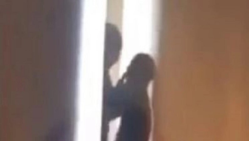 VIDEO/ Puthi në buzë një nxënëse të klasës së shtatë, pezullohet gjashtë muaj mësuesi në Kosovë