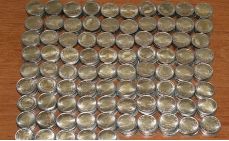 U gjetën rreth 4300 monedha metalike të falsifikuara, arrestohen tre persona