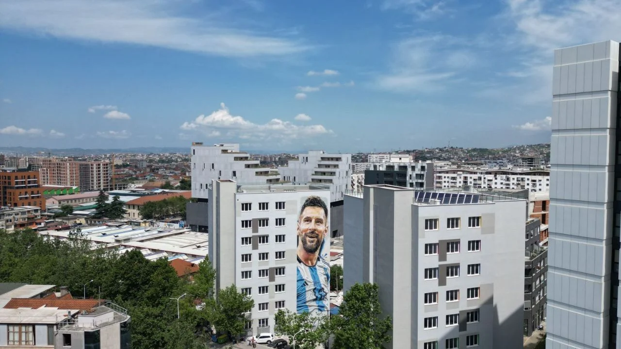 Muralja e Messit në Tiranë jehonë në mediat ndërkombëtare: Shqiptarët e njohin shumë mirë futbollistin argjentinas