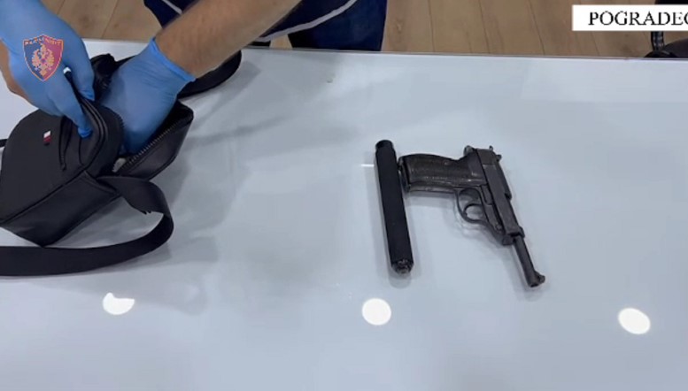 Hodhi nga makina pistoletën kur pa policinë, vihet në pranga 21-vjeçari