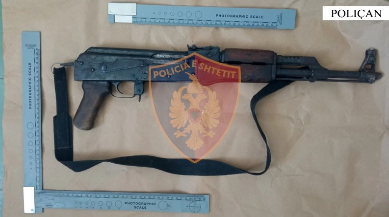 Gjuajti me automatik në fshat, përfundon në pranga 36-vjeçari