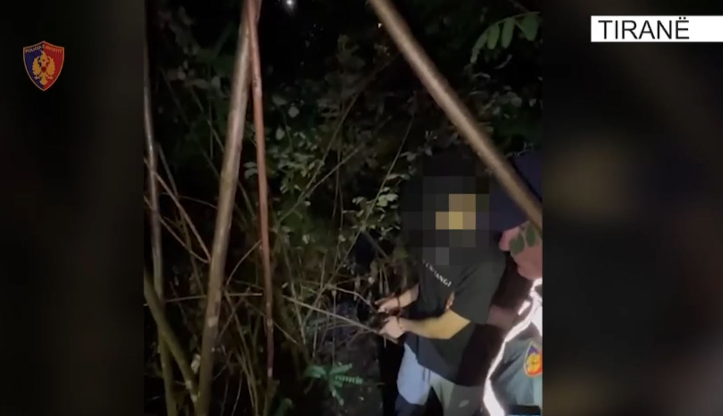 Vodhën kasafortën në një biznes privat në Tiranë, dy në pranga dhe një në kërkim