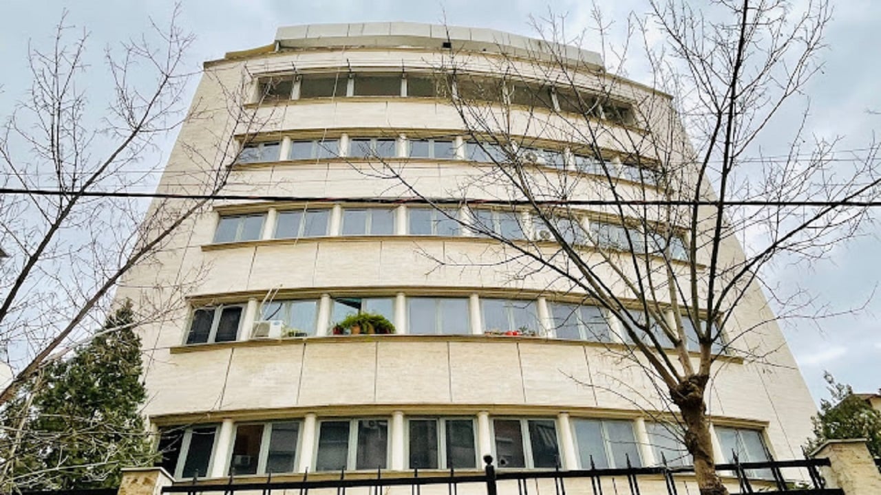 Burri dëmtohet në punë, bashkëshortja denoncon administratorin dhe mjekët për neglizhencë