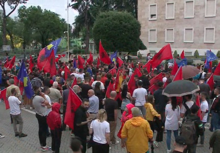 Qytetarët protestojnë pas reagimeve të Ramës për situatën në veri Kosovë