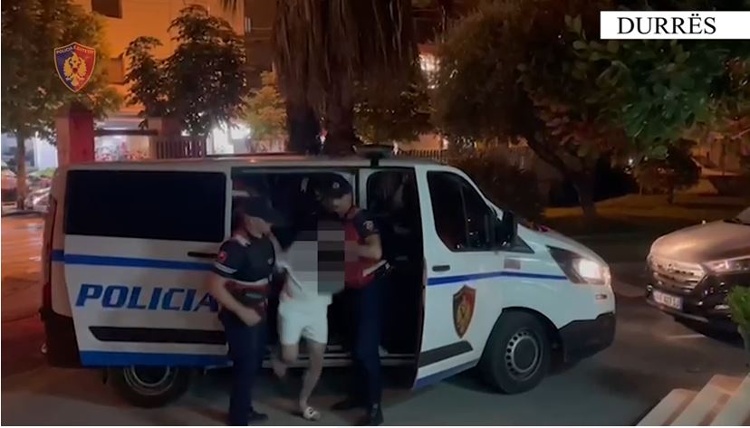 Shisnin qindra doza kokaine në lokalet e Durrësit, arrestohen dy të rinj (VIDEO)