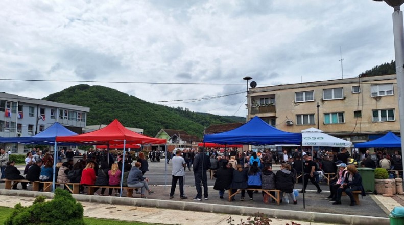 Protestuesit serbë fillojnë të mblidhen në veri